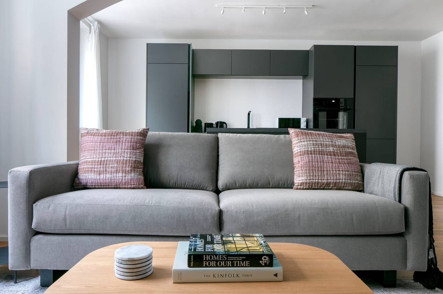 Apartment near U6 with built in kitchen and lift