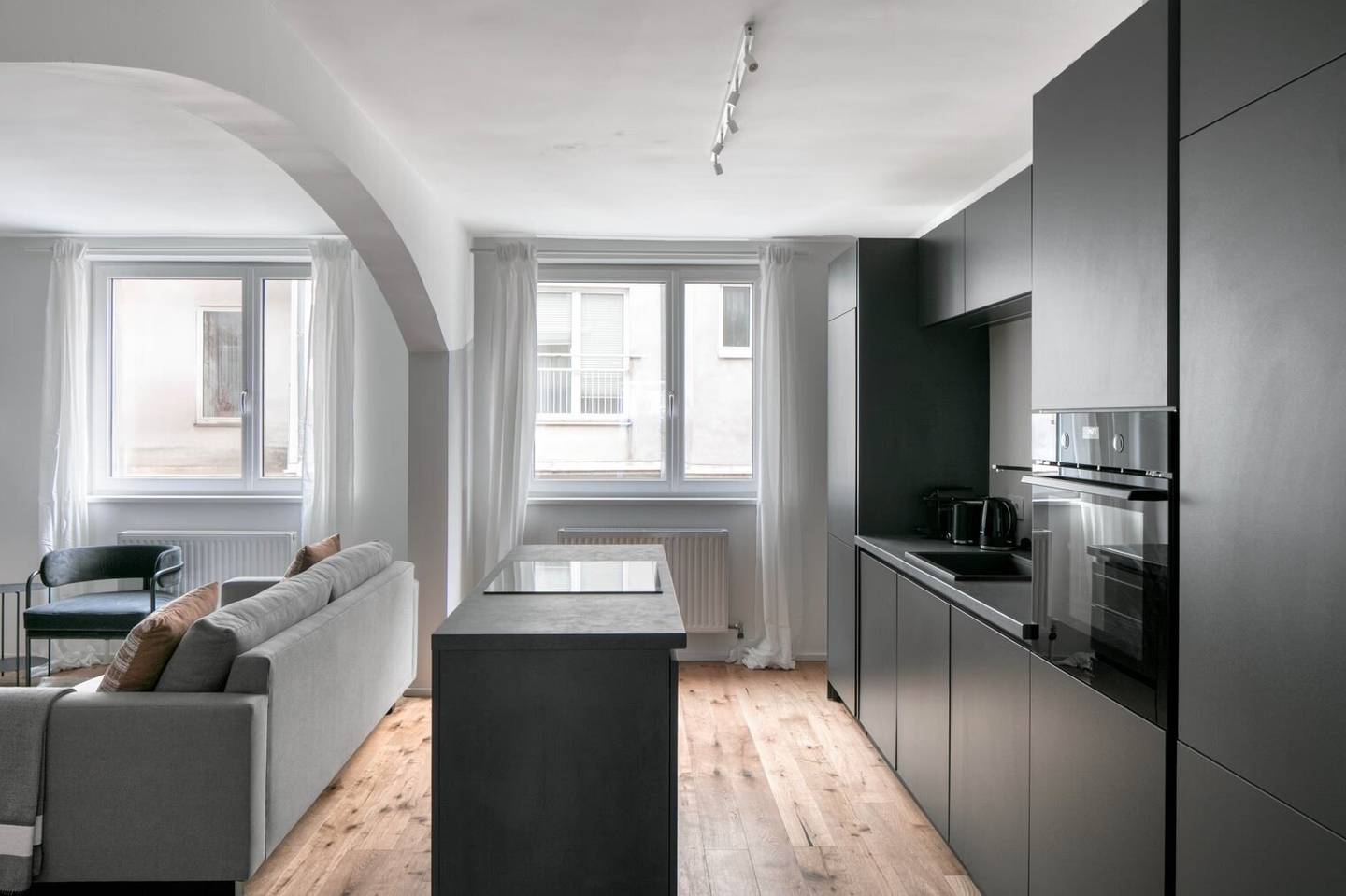 Apartment near U6 with built in kitchen and lift