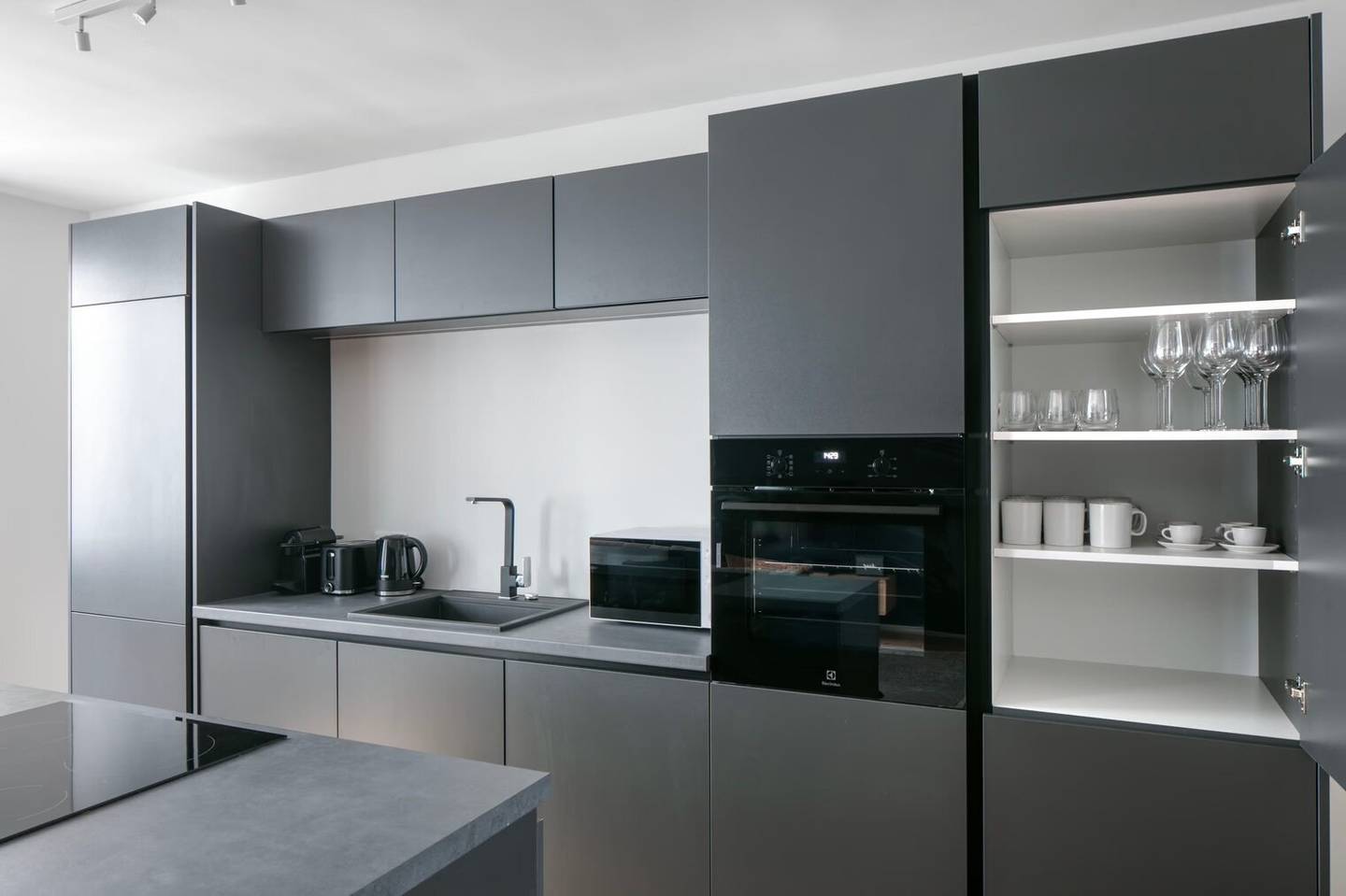 Apartment near U6 with built in kitchen and lift