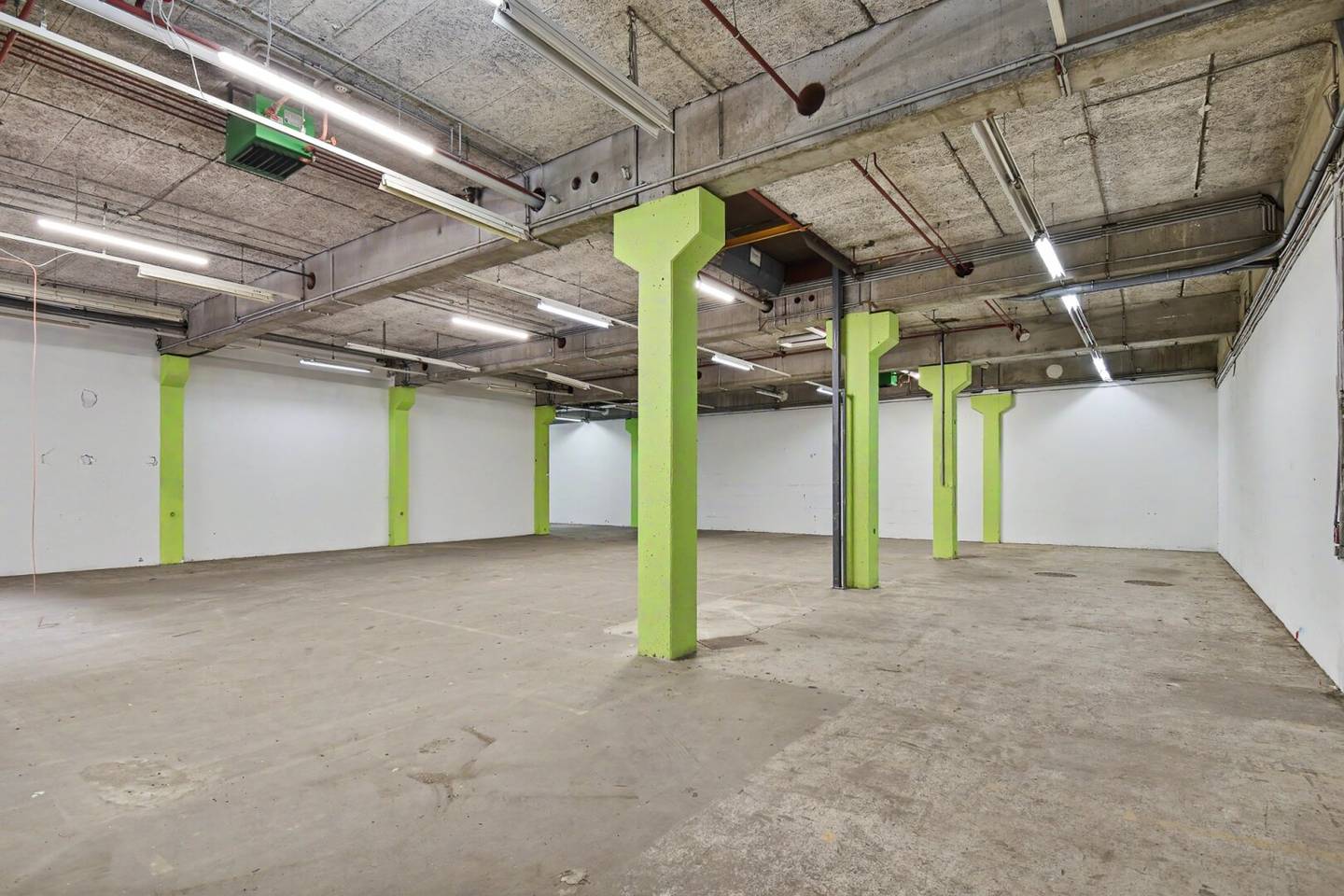 Warehouse 840m² + Office 300m² Vienna