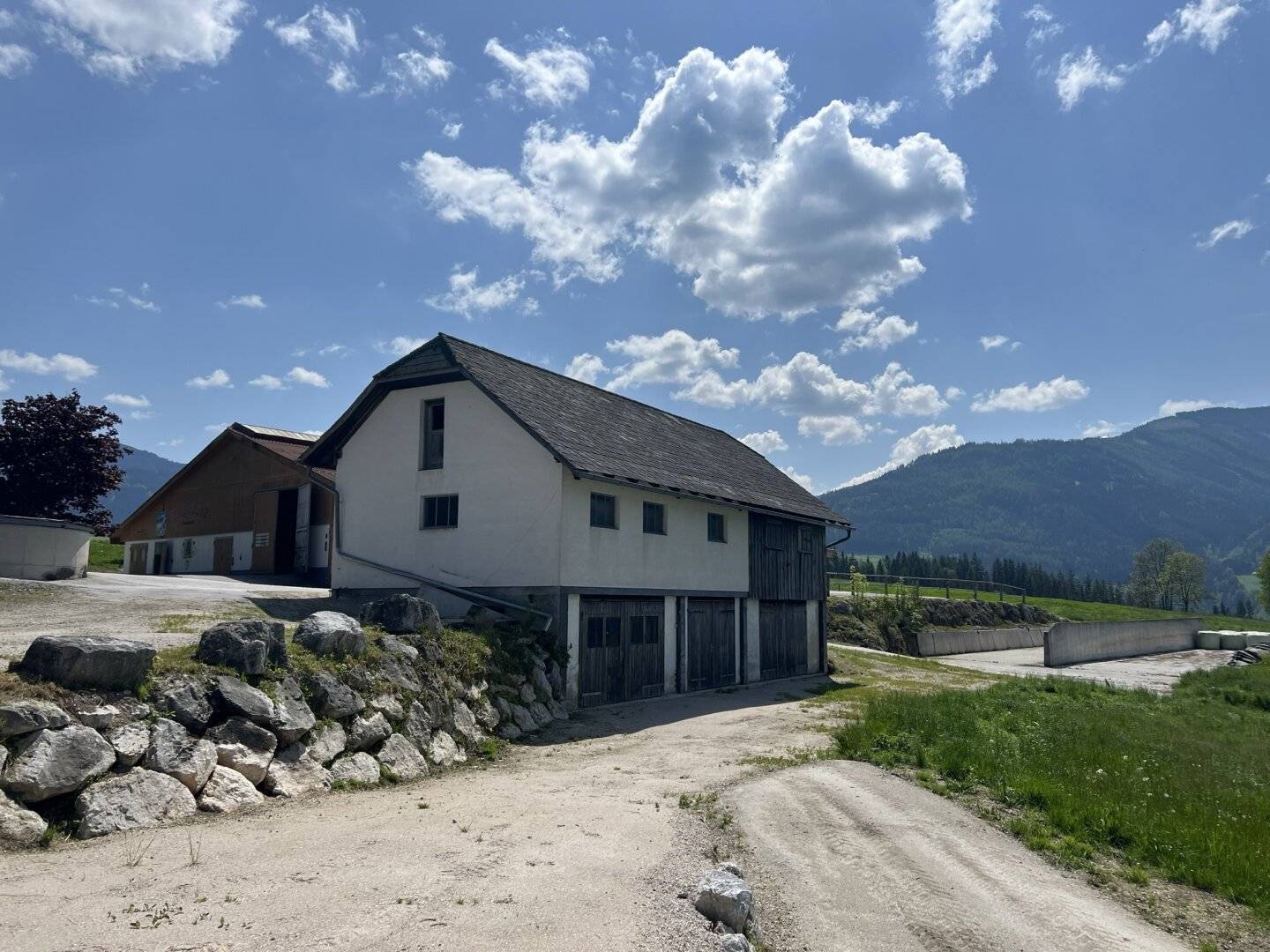 Wohnhaus & Hallen mit Entwicklungspotenzial