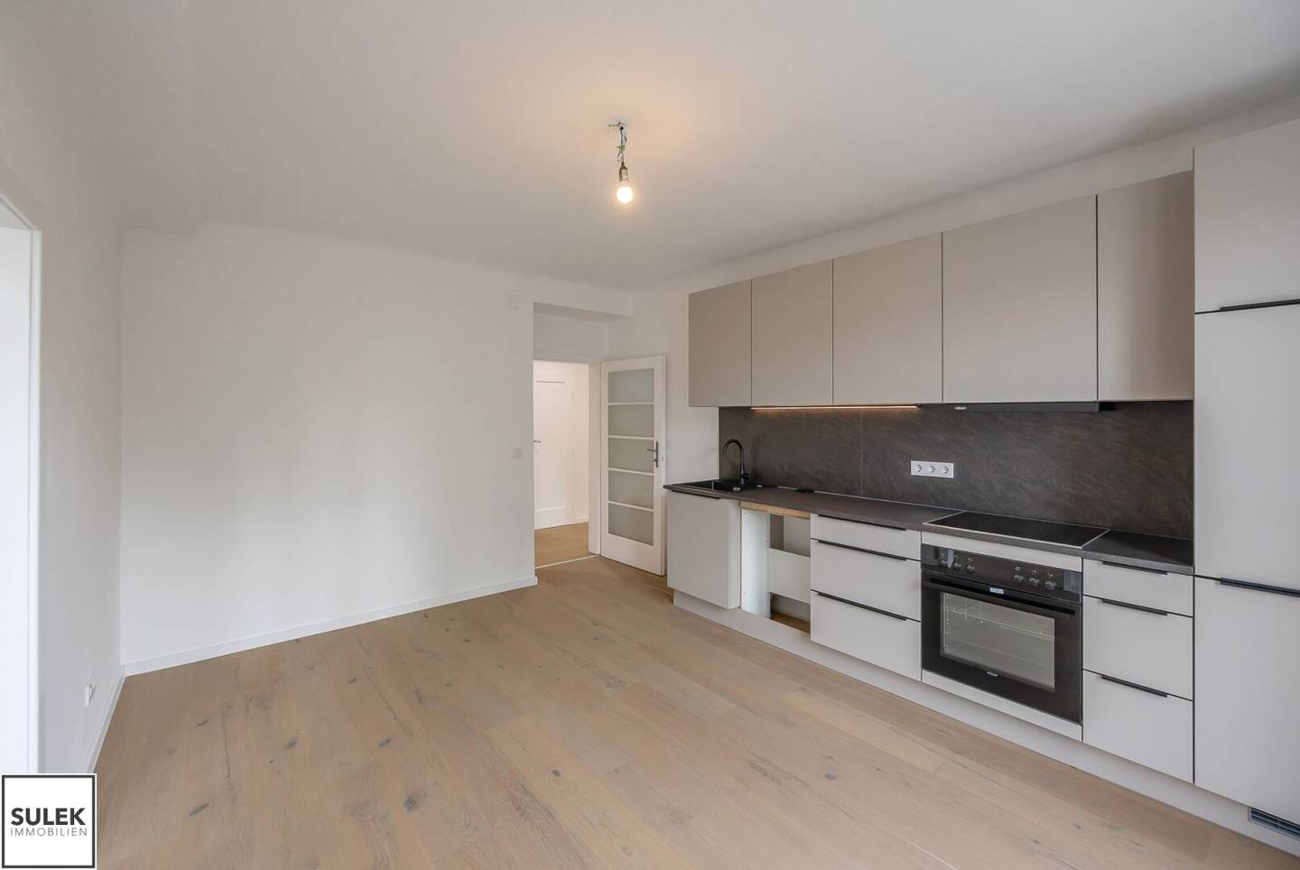 Bright apartment with open kitchen and lift near Haydnpark