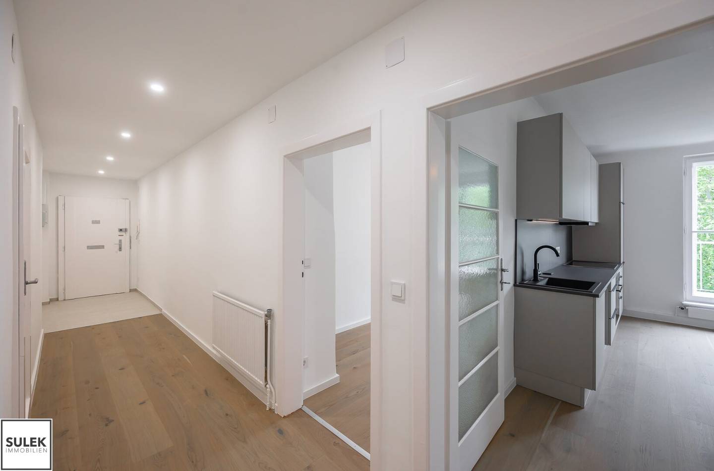 Bright apartment with open kitchen and lift near Haydnpark