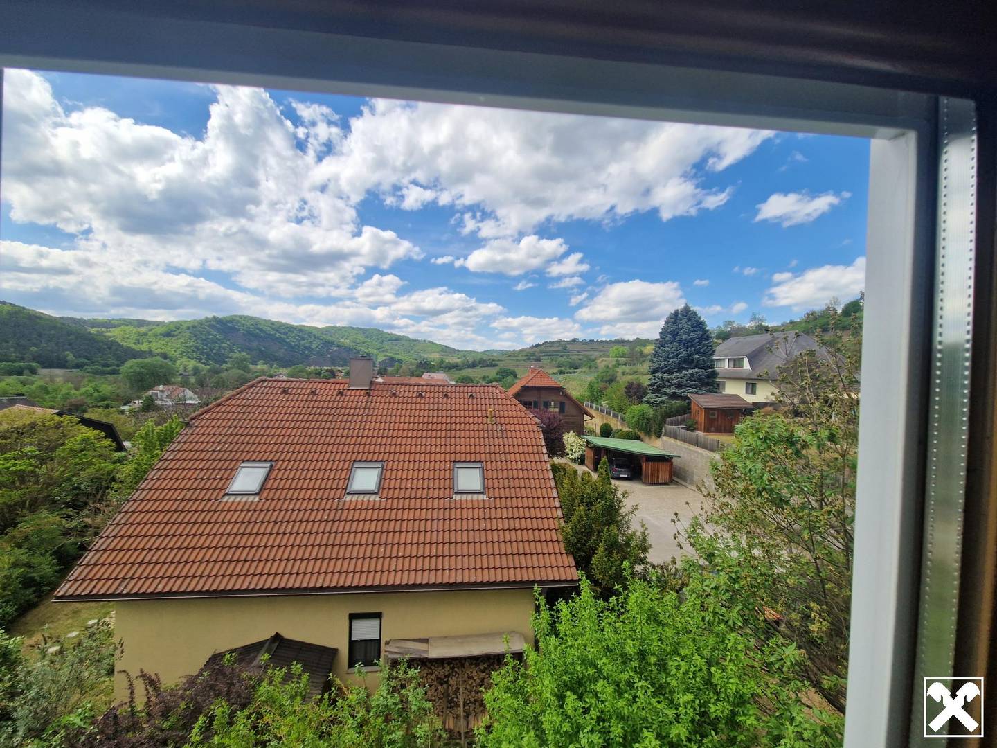 Top floor apartment with unobstructed view