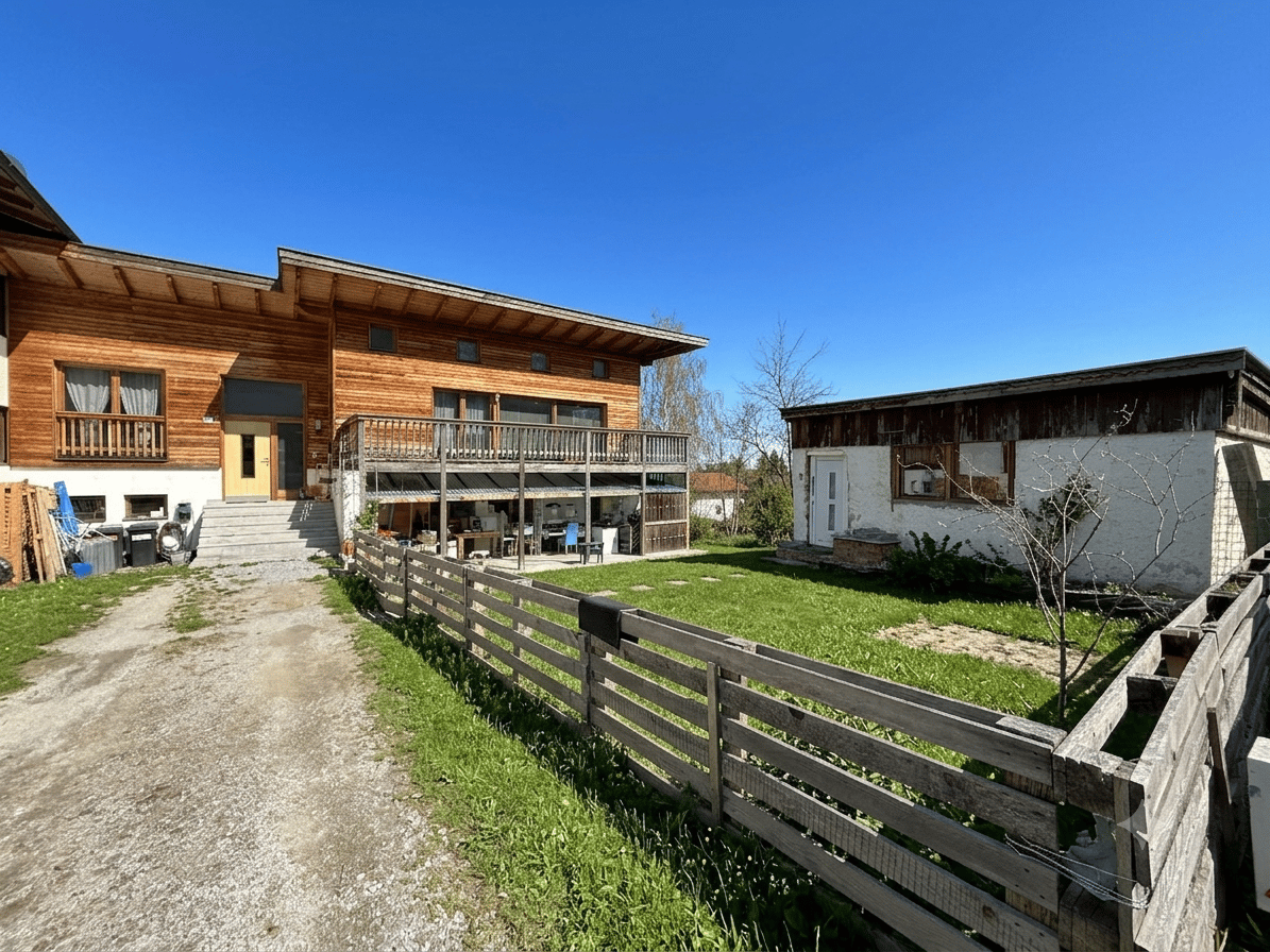 Family apartment with large garden and mountain view