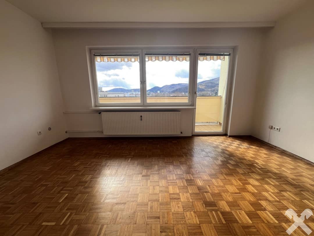 Wohnzimmer mit Ausgang auf Loggia Süd