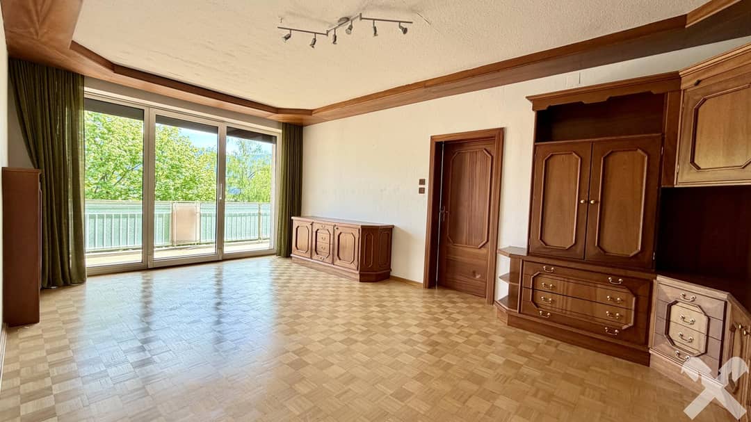 Wohnraum mit Zugang Balkon