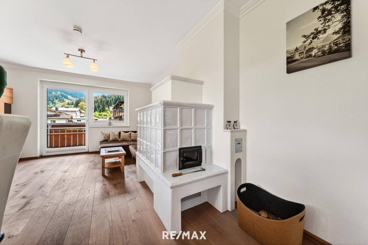 Wohnung mit Bergblick und großem Balkon sowie Kachelofen