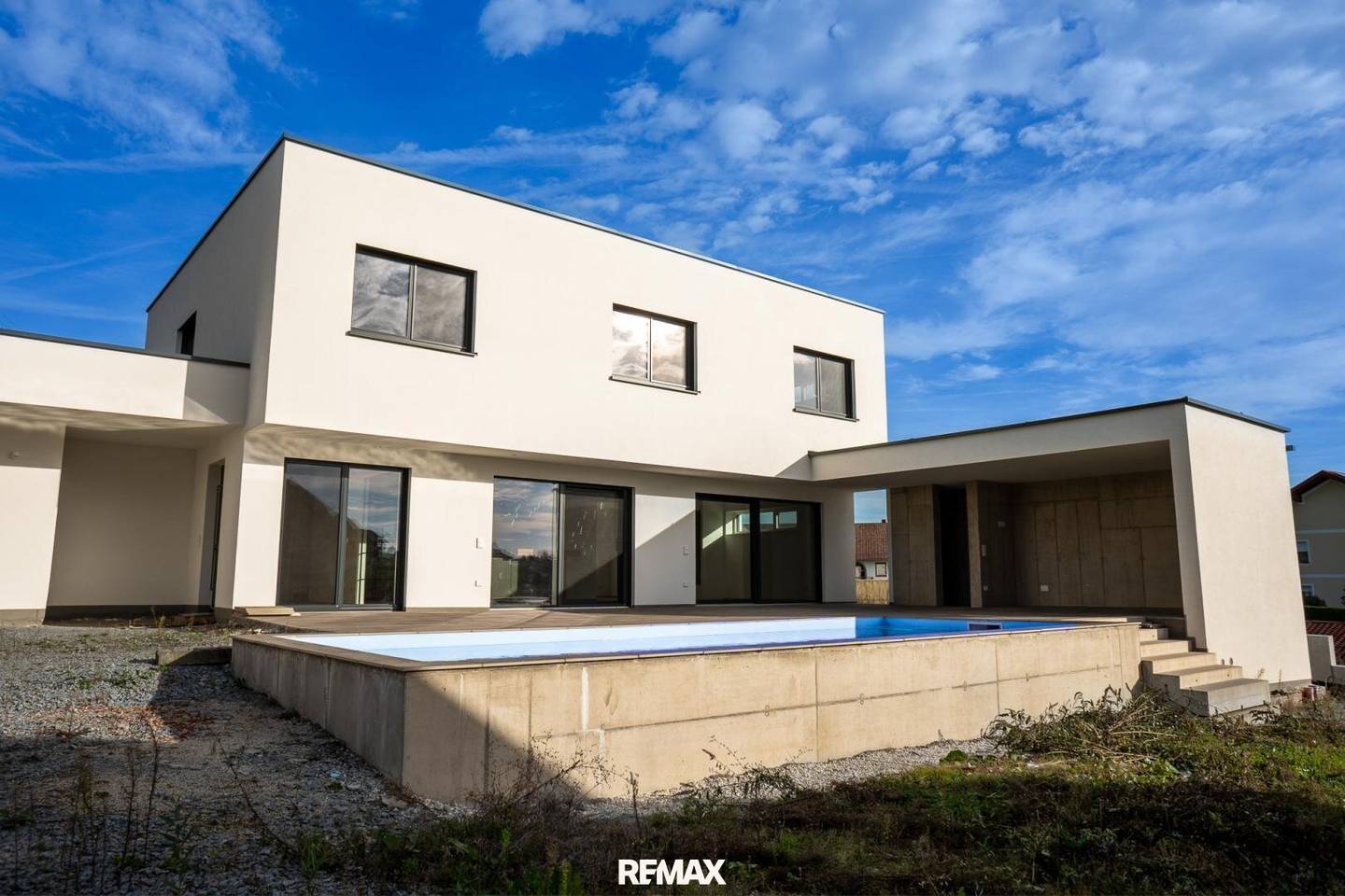 Exklusiver Neubau mit Pool in Schardenberg