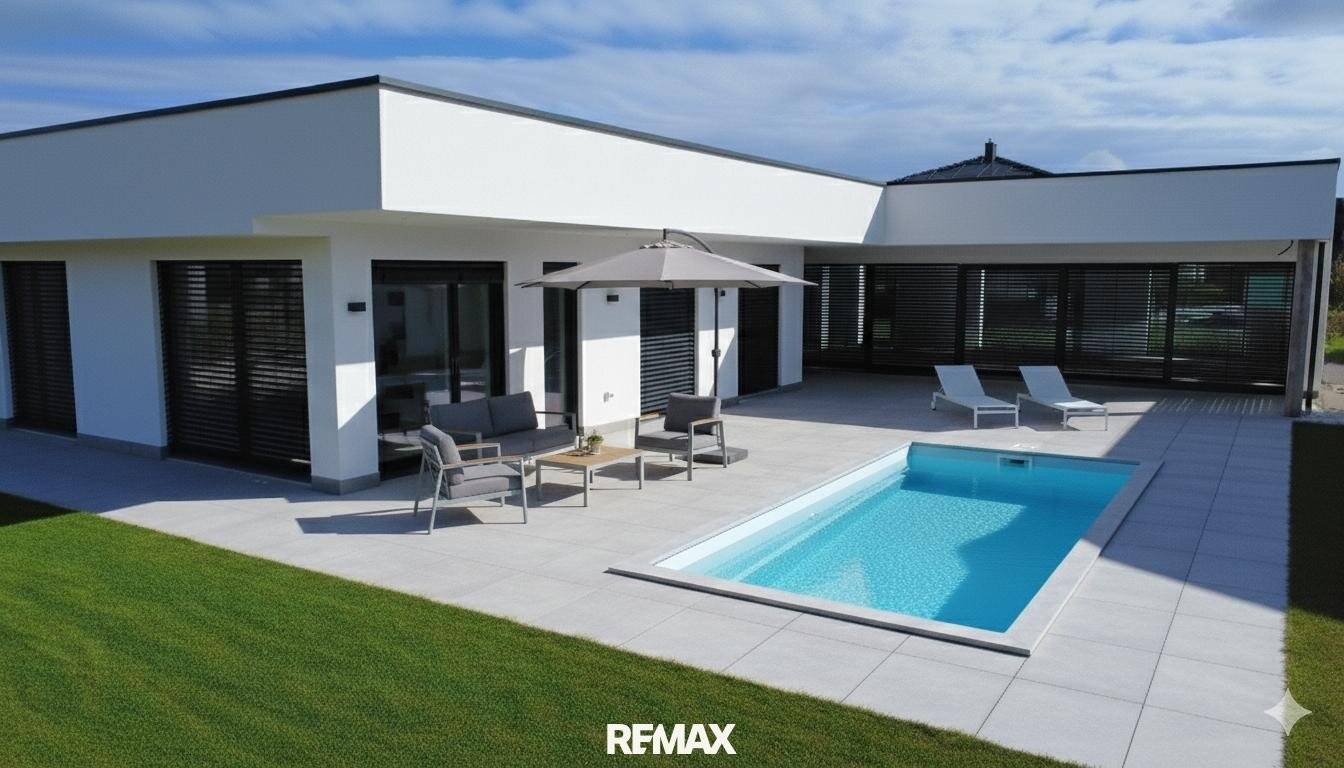 Neubau-Bungalow mit Pool und Doppelgarage