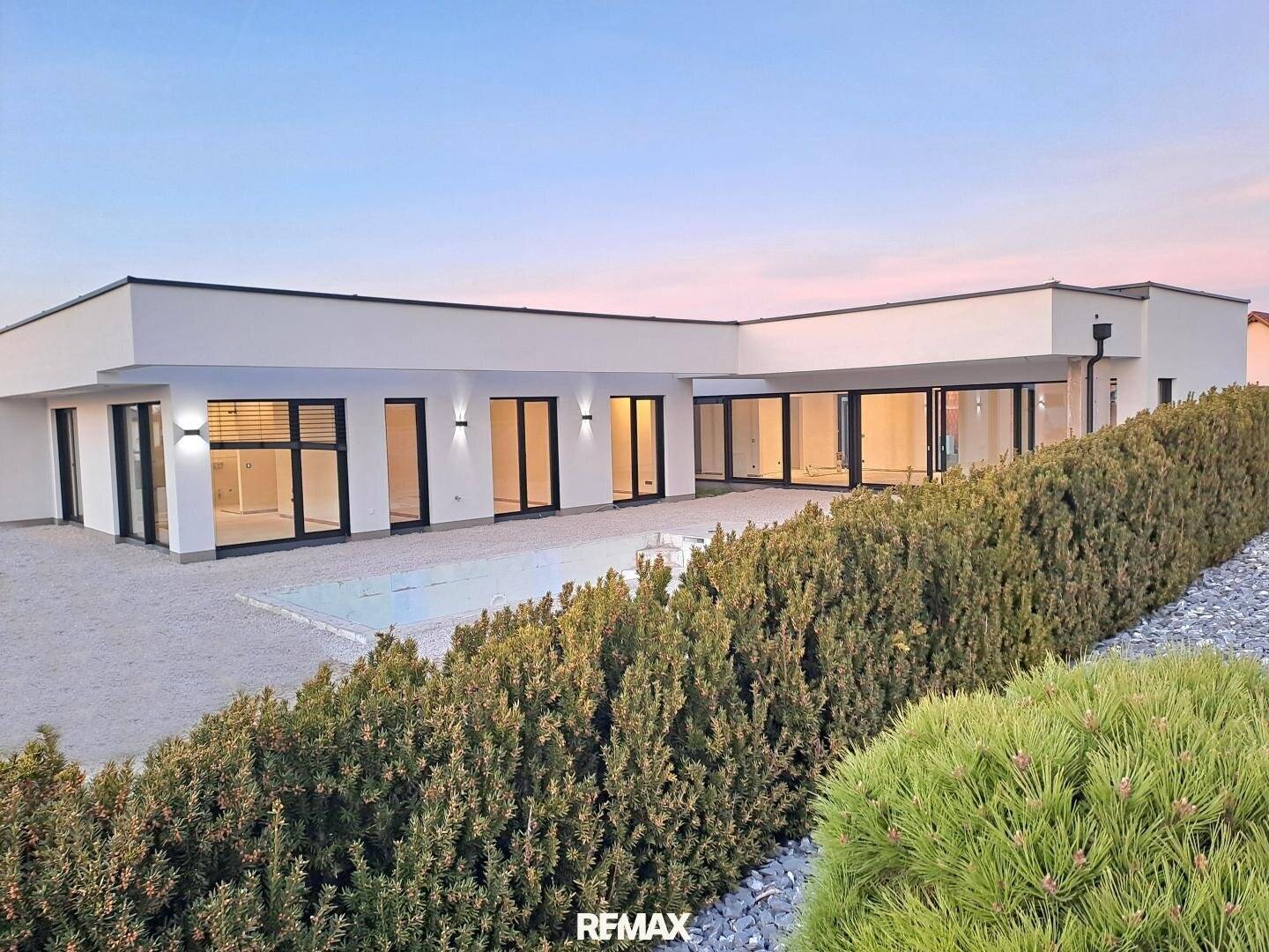 Neubau-Bungalow mit Pool und Doppelgarage