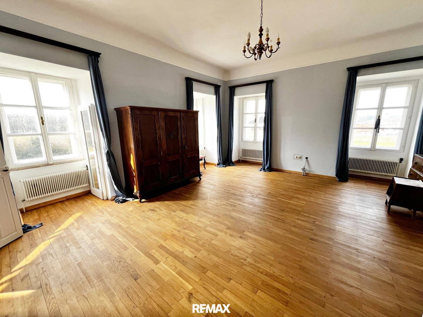 Wohnung in historischer Villa mit hohen Decken