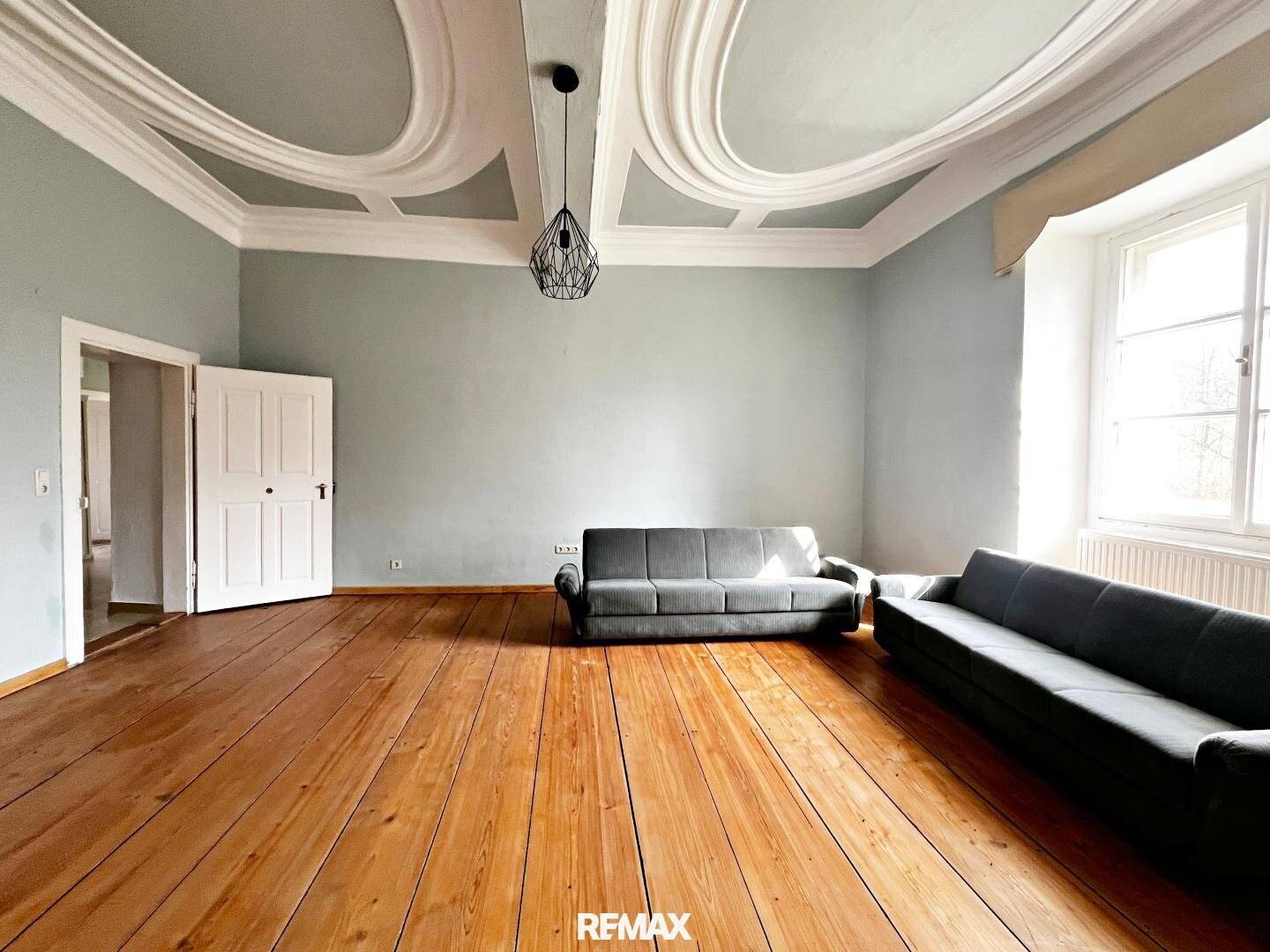 Wohnung in historic villa with high ceilings and garden
