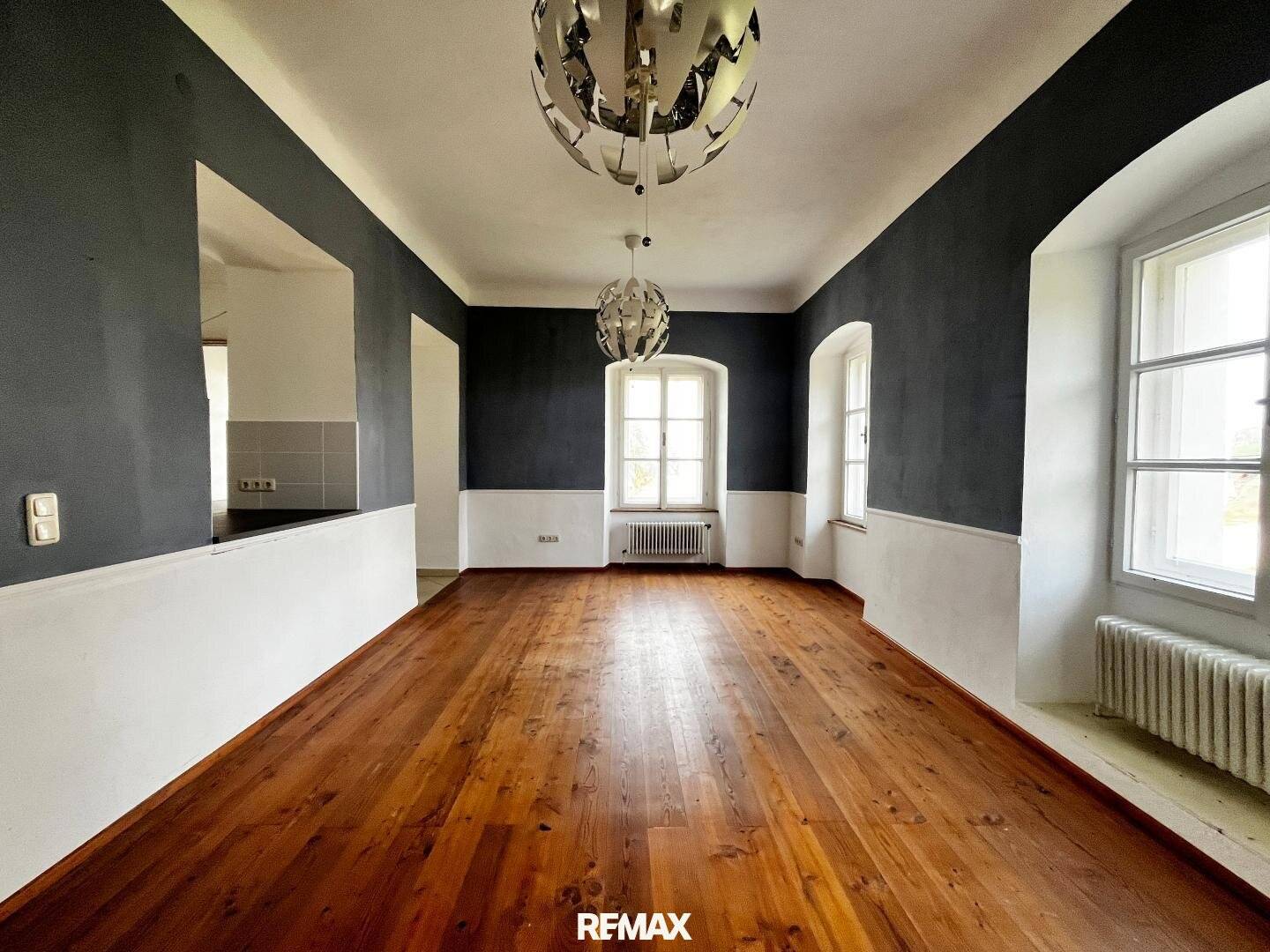 Wohnung in historic villa with high ceilings and garden