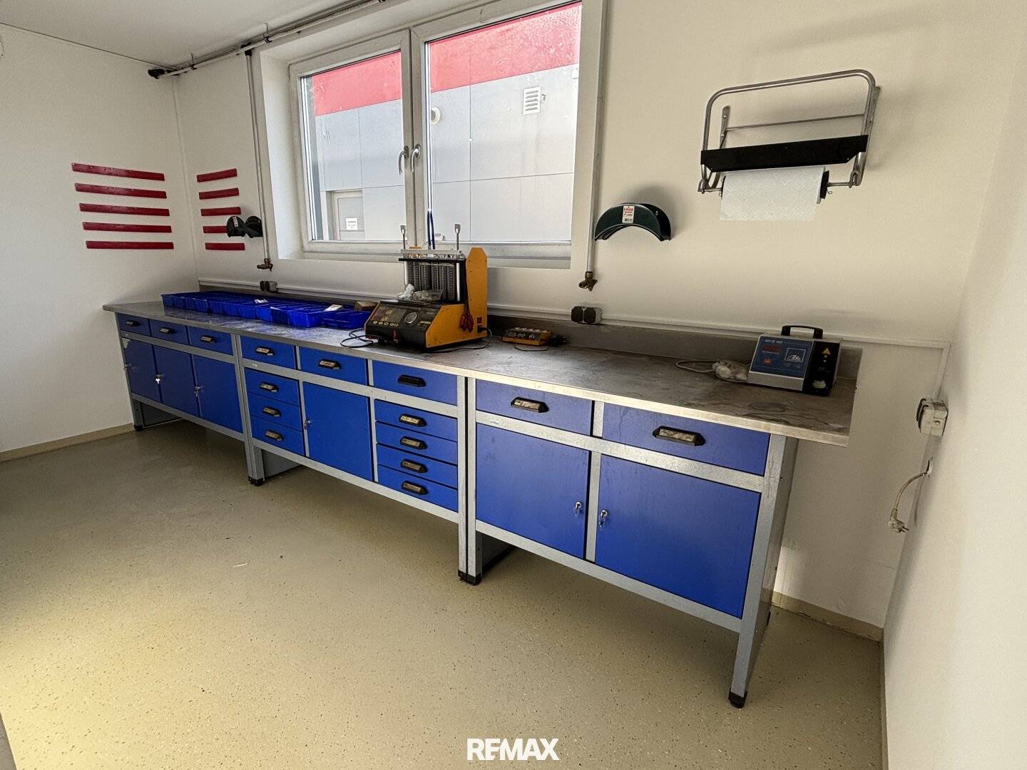 Modern Car Workshop on B137