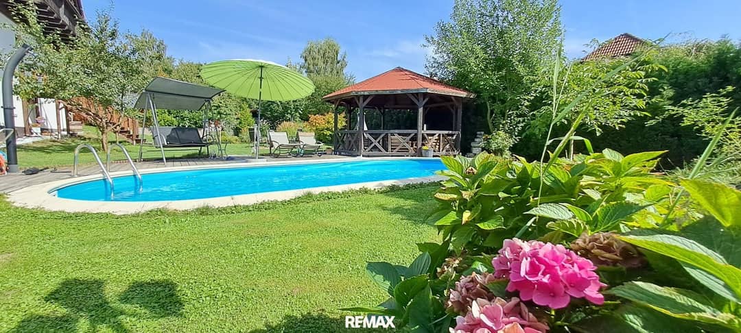 Pool im Sommer