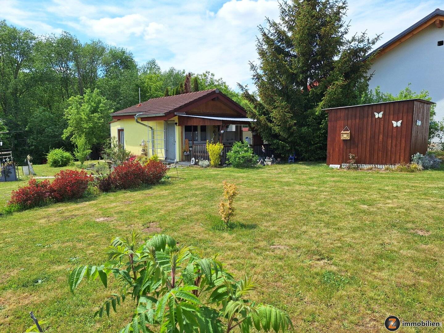 Weinidylle Eisenberg: Baugrundstück mit Gartenhaus
