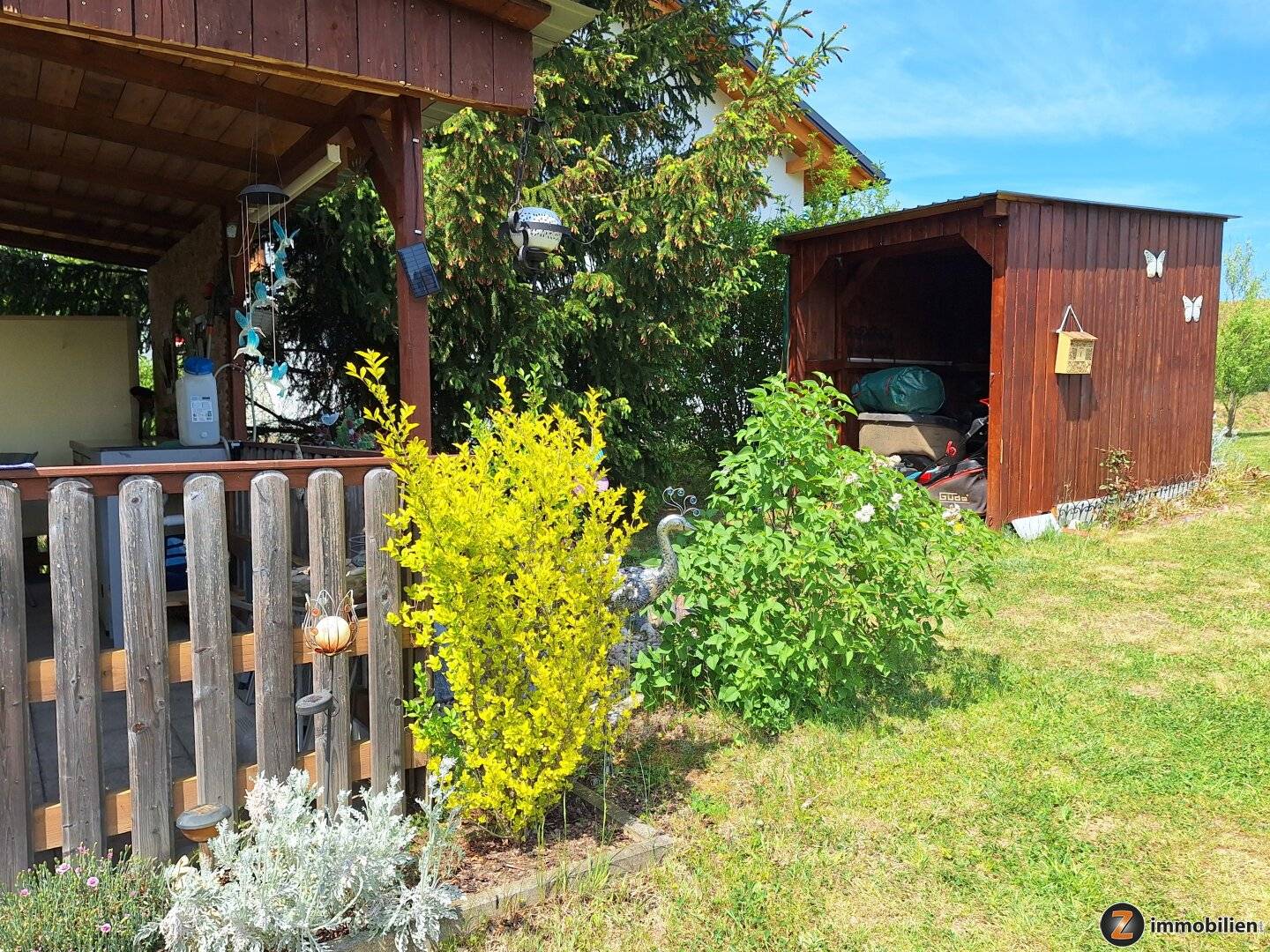 Weinidylle Eisenberg: Baugrundstück mit Gartenhaus