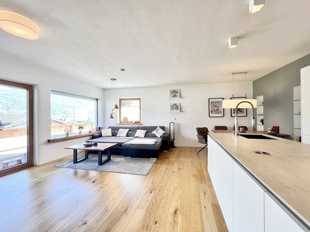 Moderne Wohnung mit Terrasse und Panoramablick