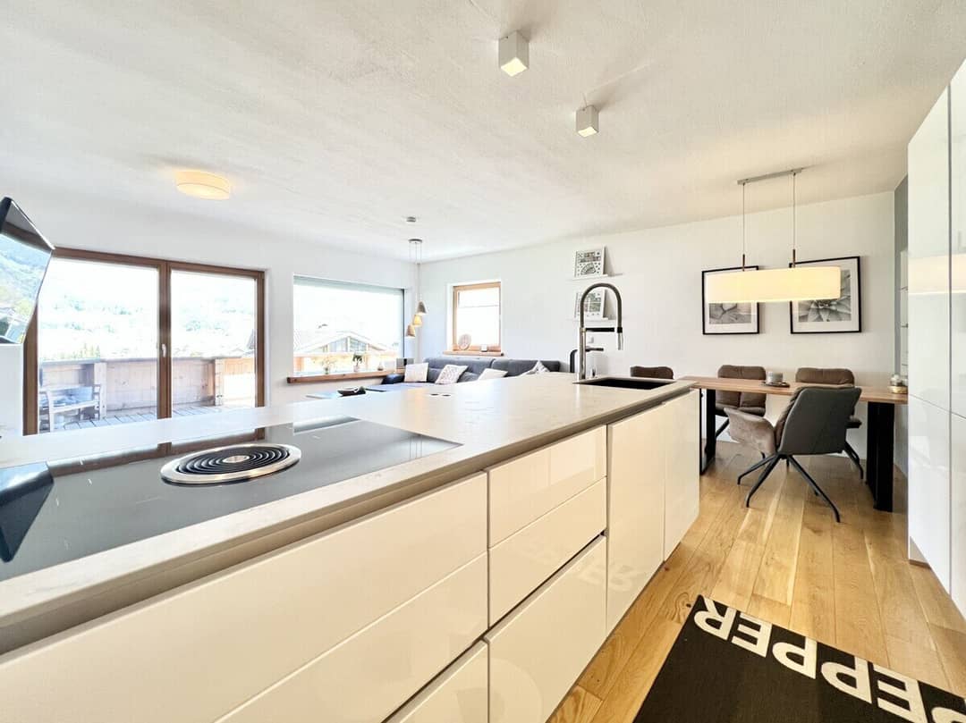 Moderne Einbauküche mit viel Stauraum und Arbeitsfläche