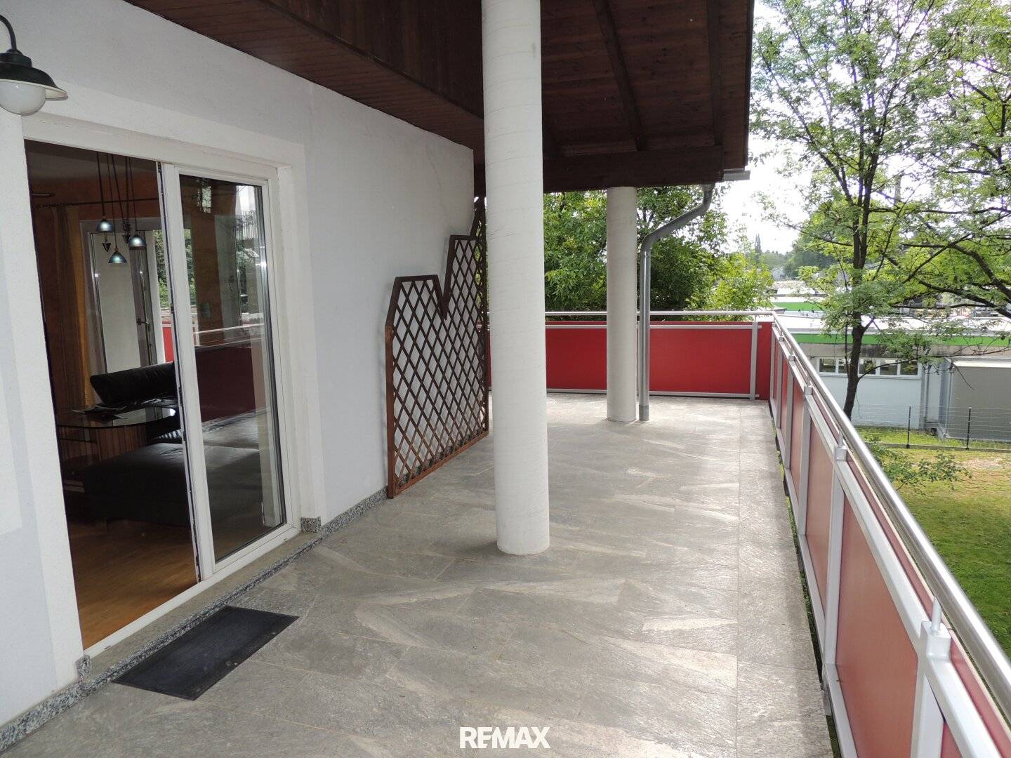 Apartment with large terrace and bright rooms