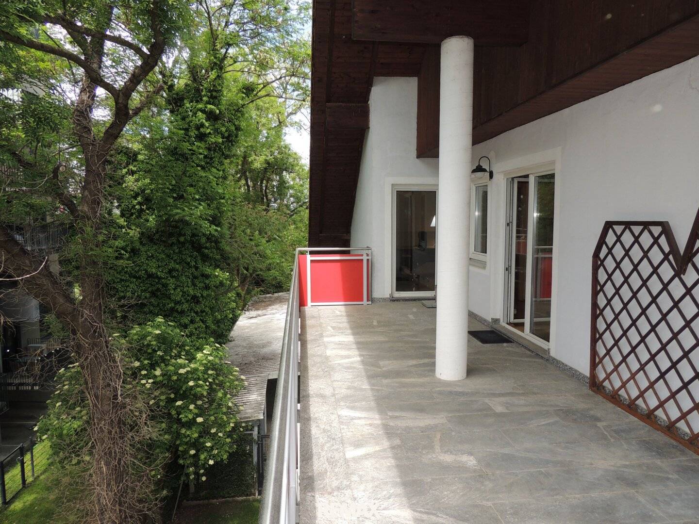 Apartment with large terrace and bright rooms