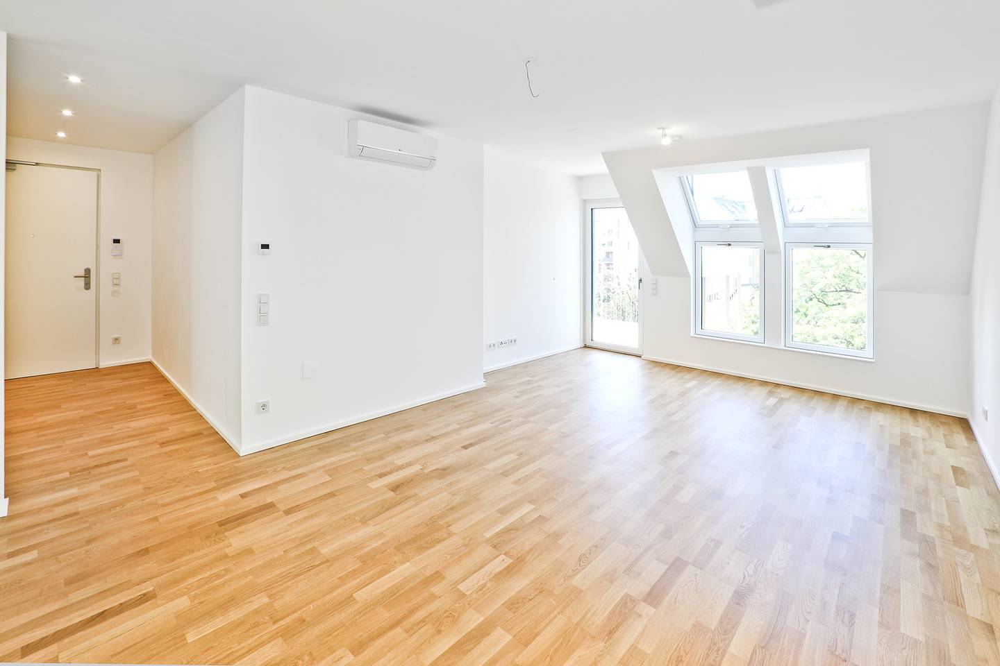 Attic apartment with courtyard terrace brand new