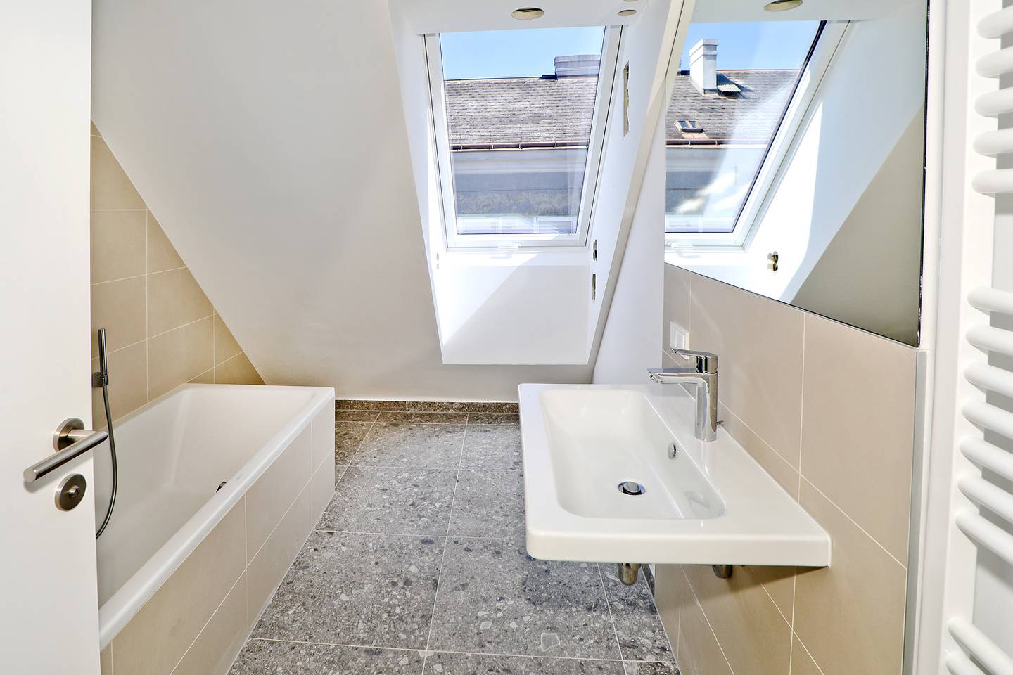Attic apartment with courtyard terrace brand new