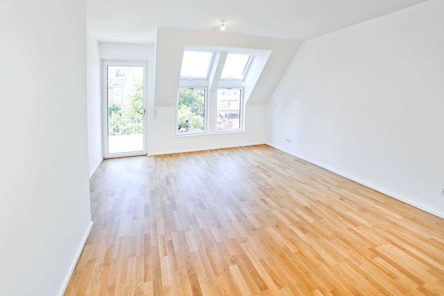 Attic apartment with courtyard terrace brand new
