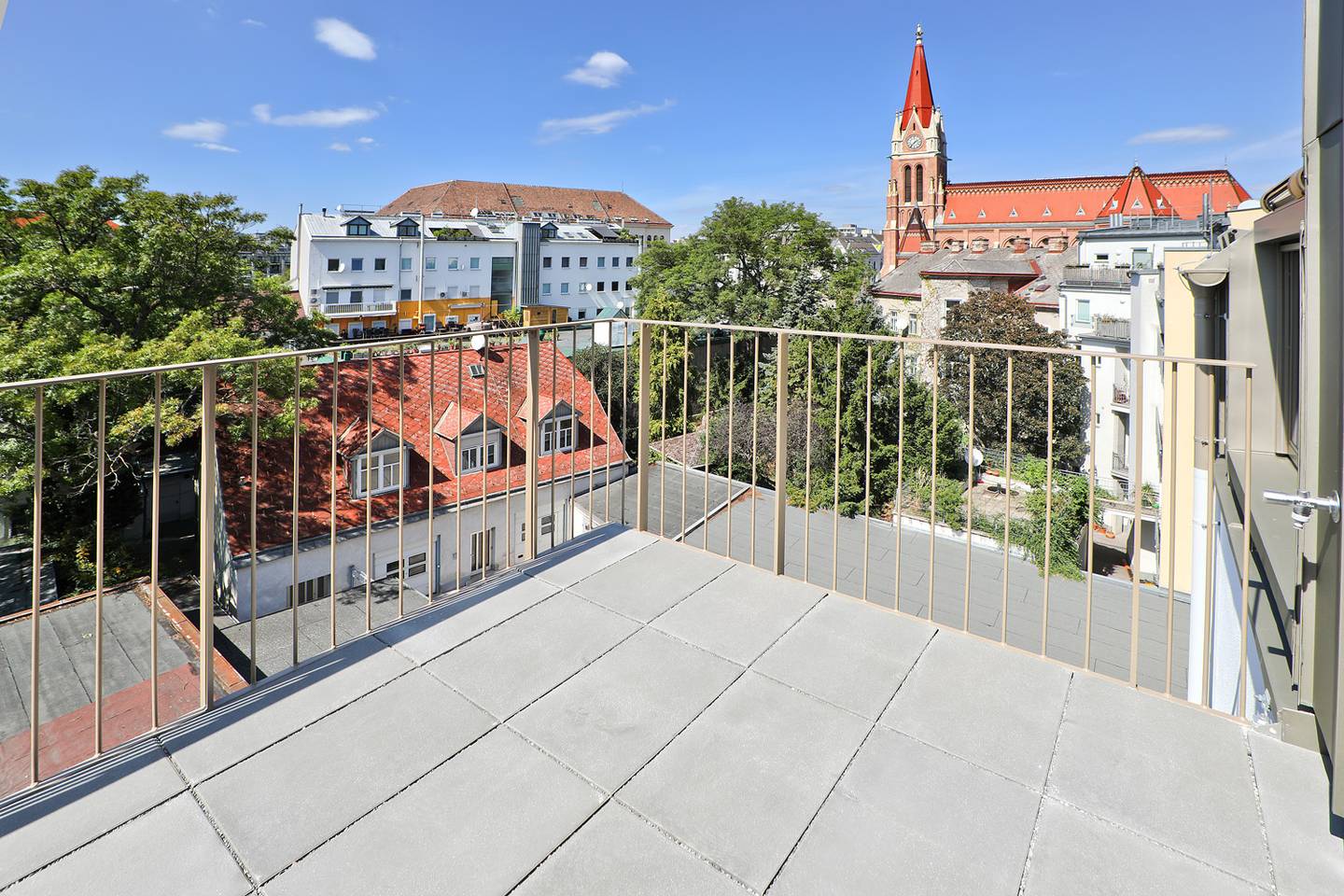 Attic apartment with courtyard terrace brand new