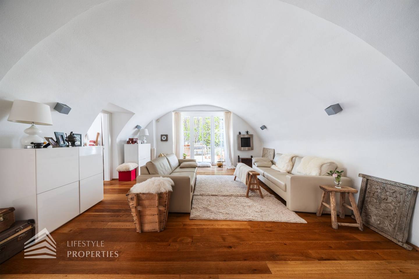 Grinzing apartment with garden and vaulted ceiling