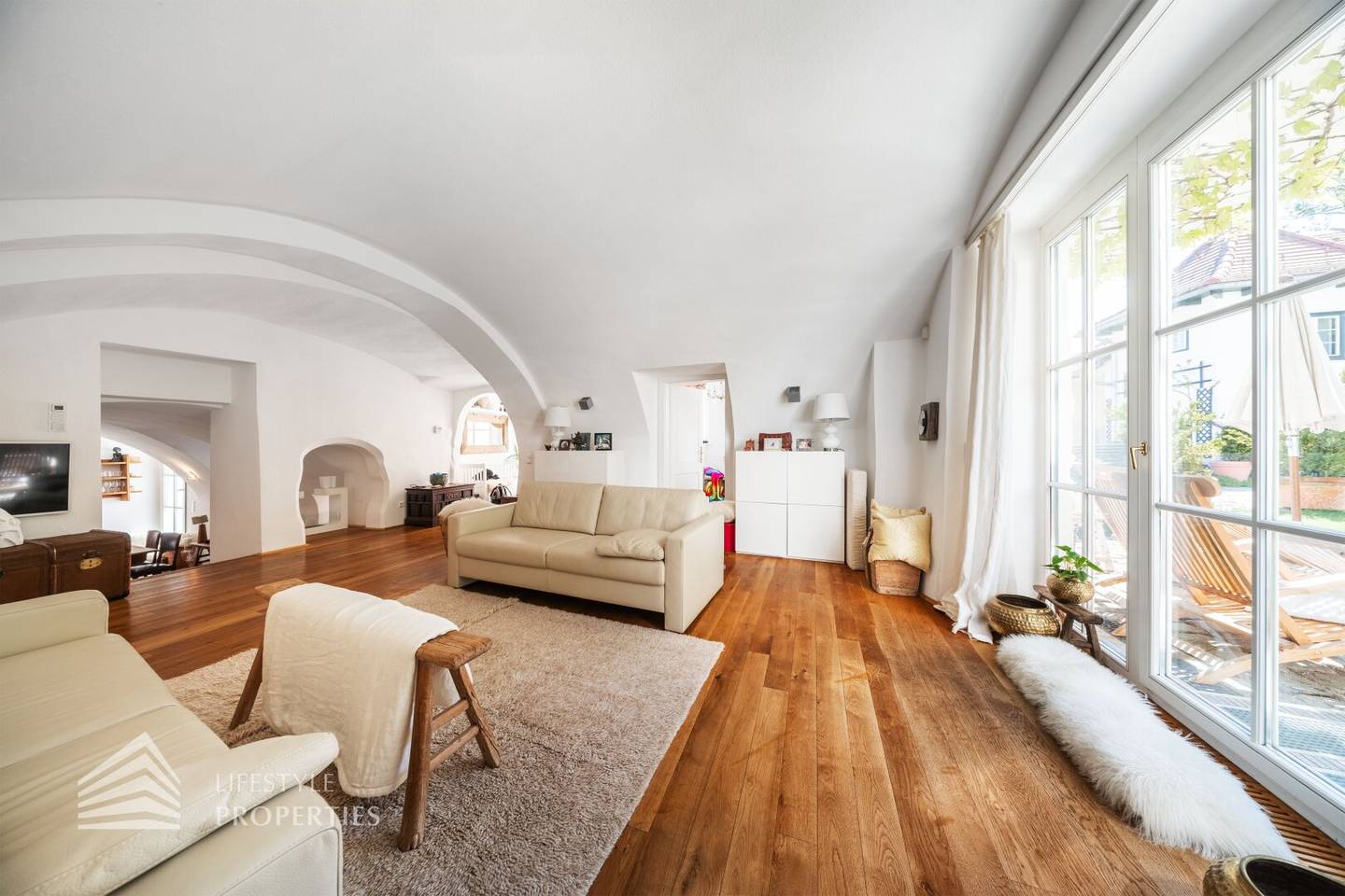 Grinzing apartment with garden and vaulted ceiling
