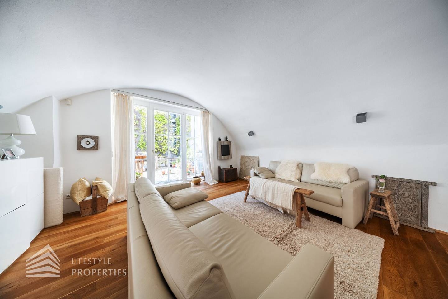 Grinzing apartment with garden and vaulted ceiling