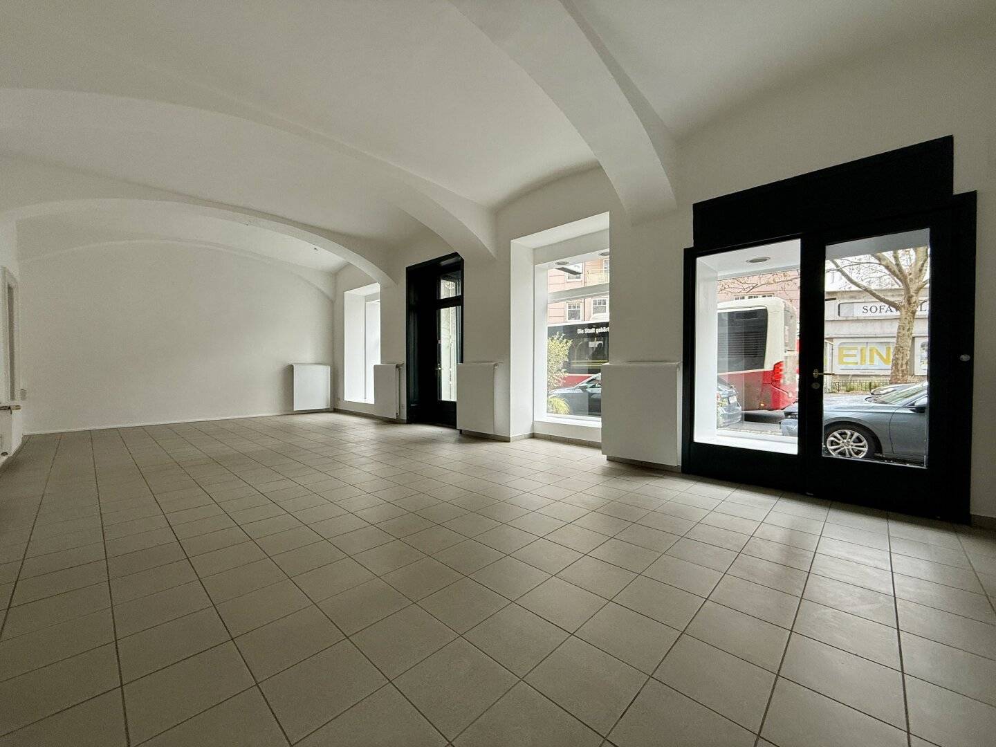 Your new business premises near Naschmarkt and a frequented top micro-location, wonderful historic building with great display areas