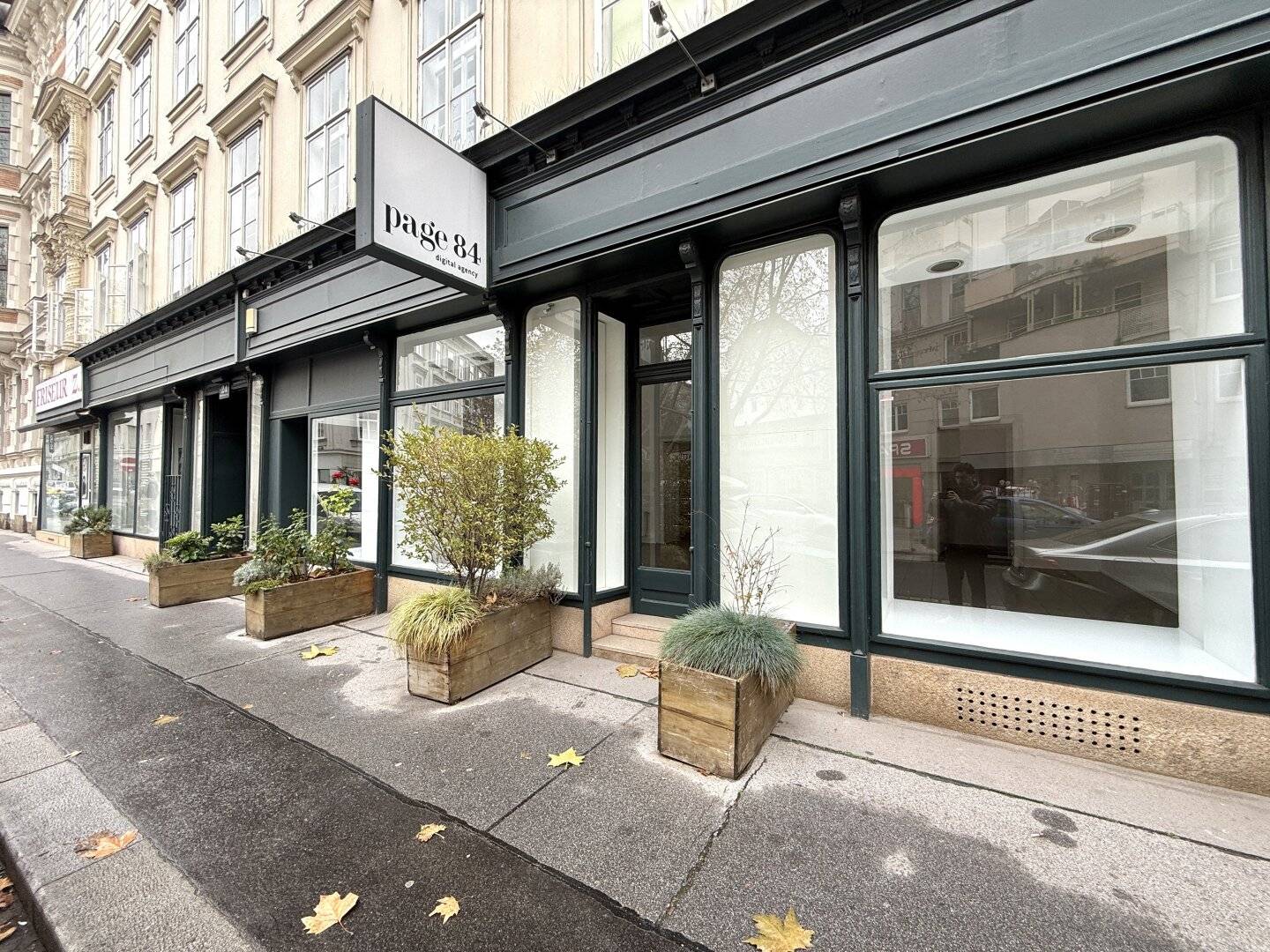 Your new business premises near Naschmarkt and a frequented top micro-location, wonderful historic building with great display areas