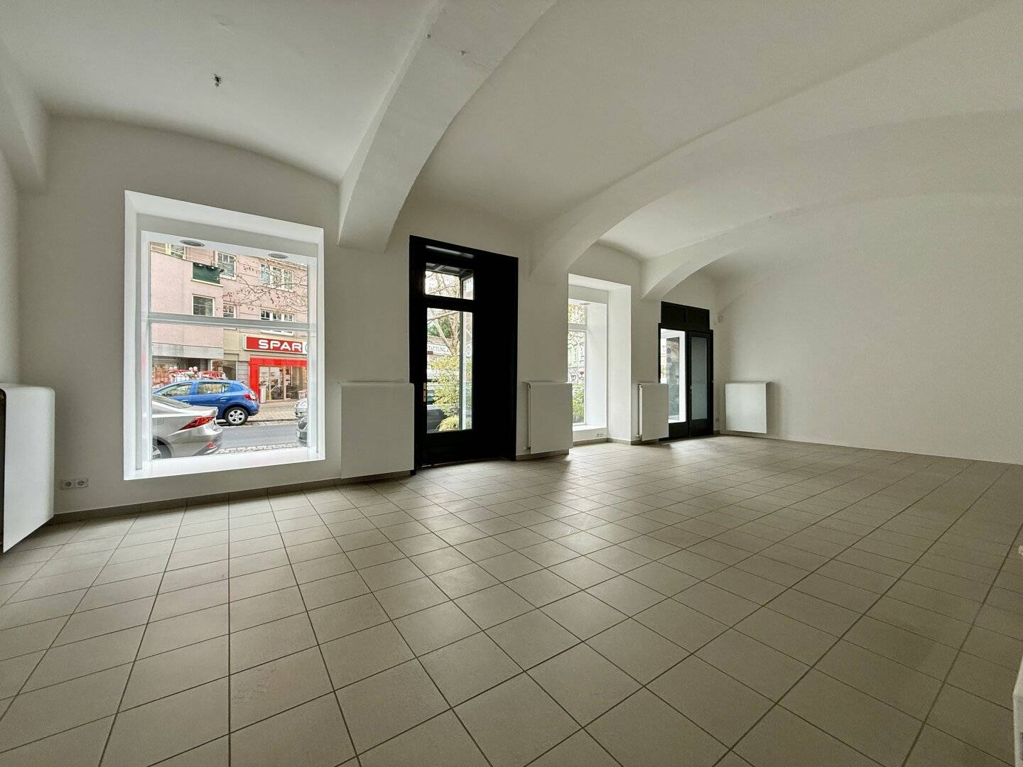 Your new business premises near Naschmarkt and a frequented top micro-location, wonderful historic building with great display areas