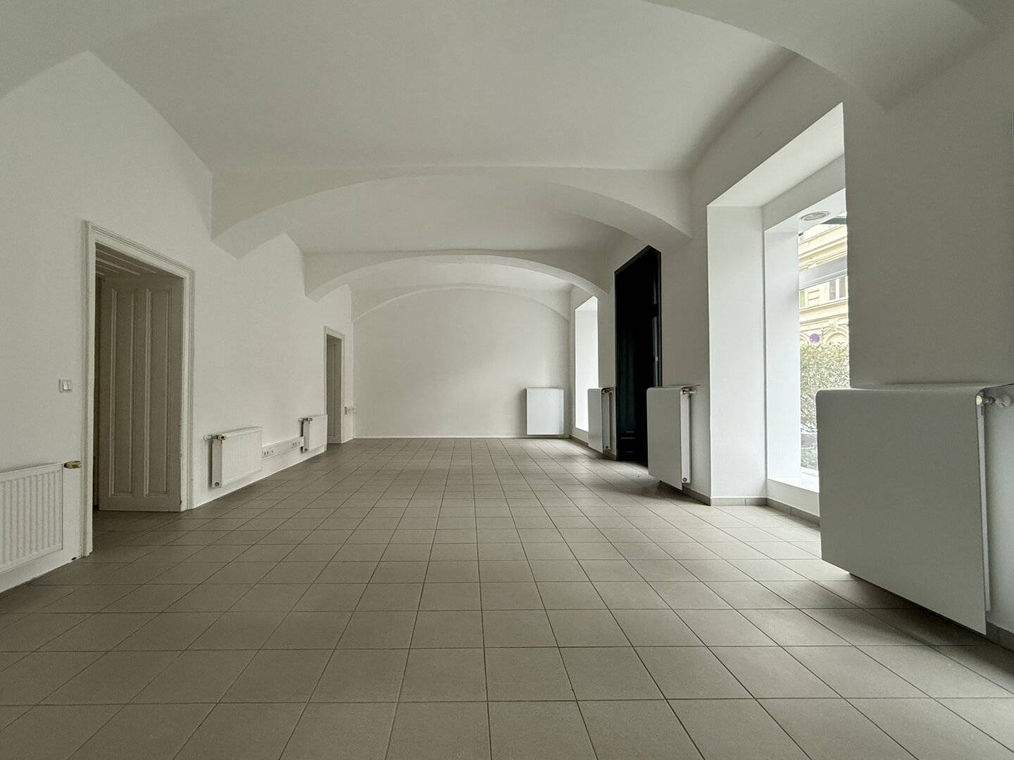 Your new business premises near Naschmarkt and a frequented top micro-location, wonderful historic building with great display areas
