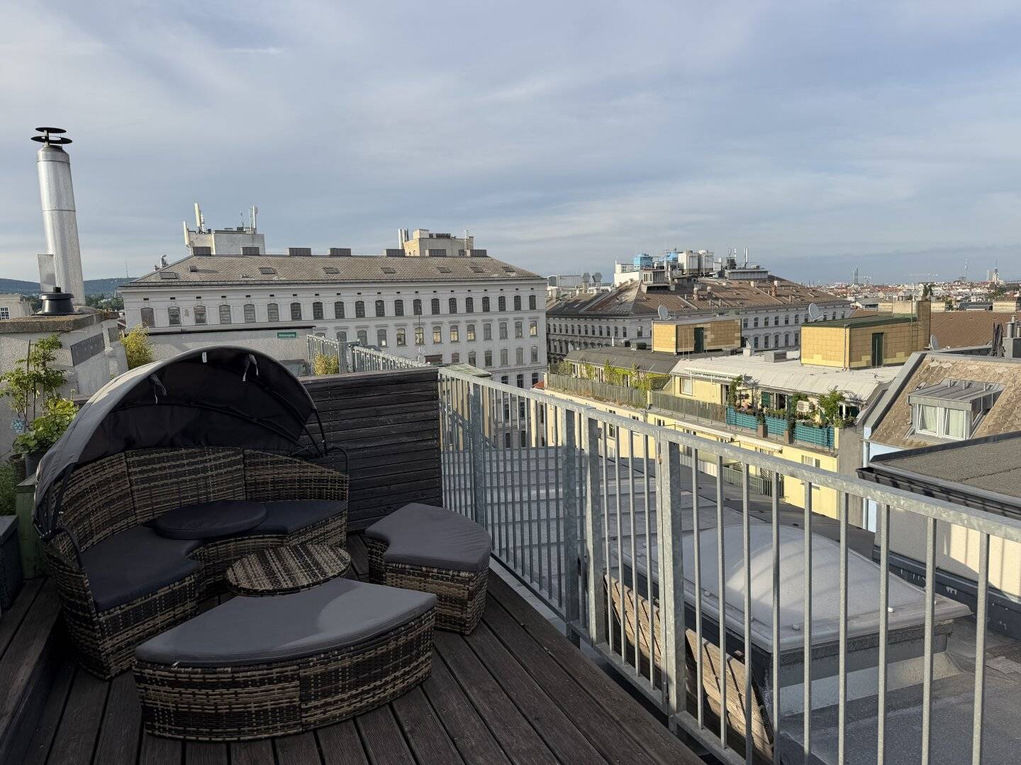 Dachgeschosswohnung mit zwei Terrassen und Blick