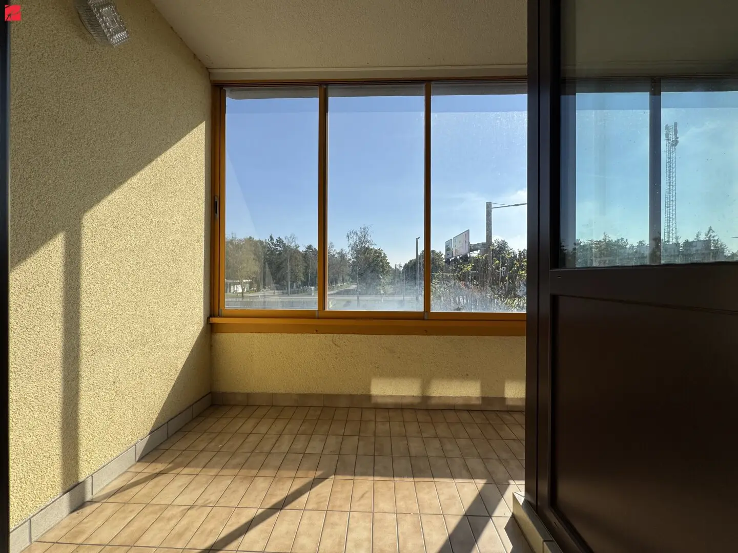 Spacious apartment with loggia
