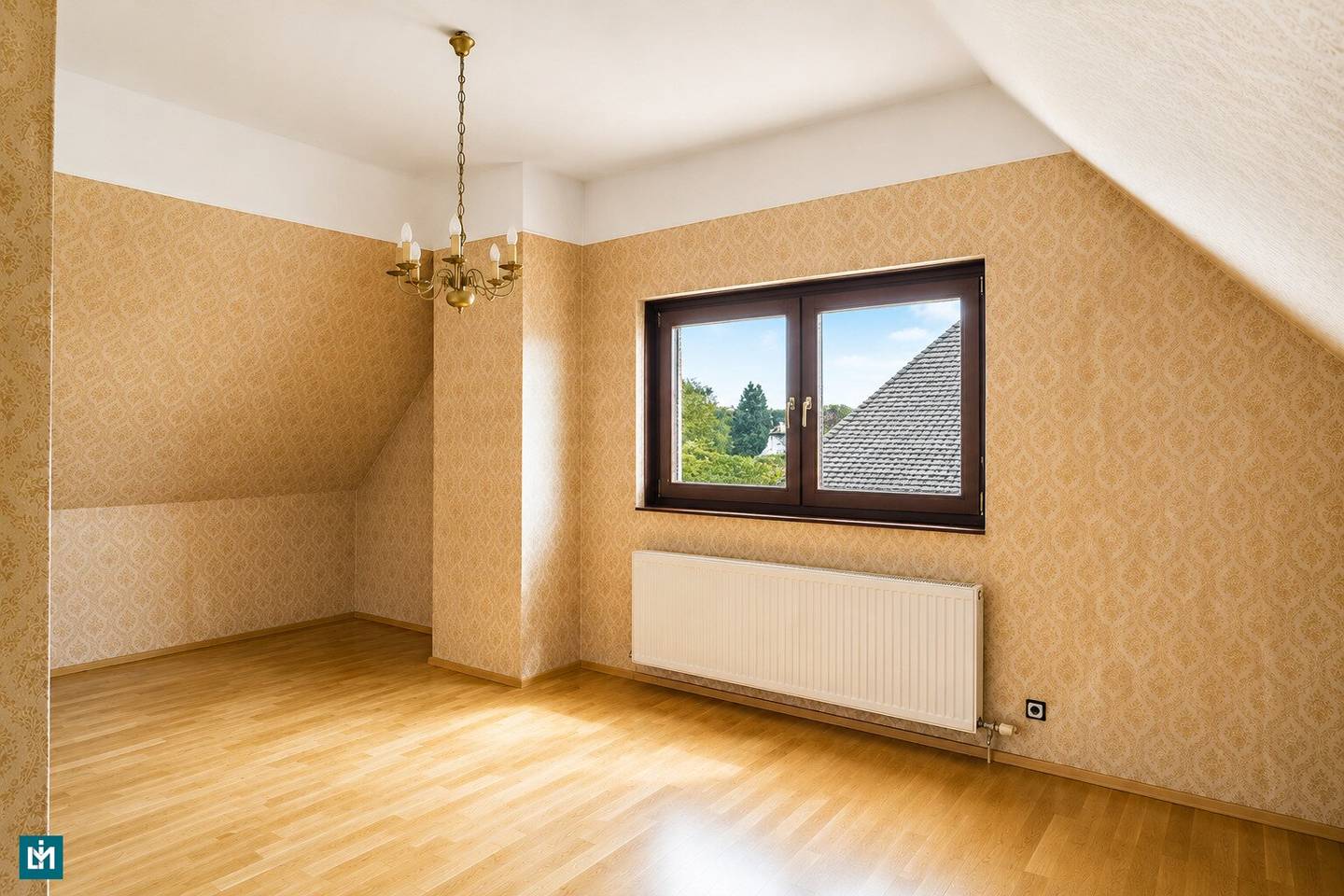 Renovation-Ready 6-Room Townhouse with Garage