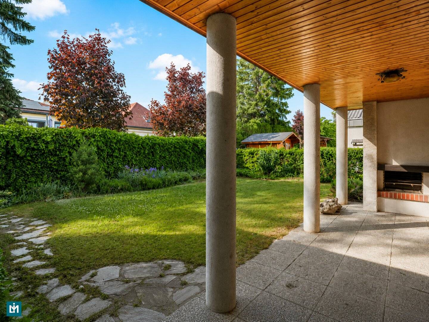 Renovation-Ready 6-Room Townhouse with Garage