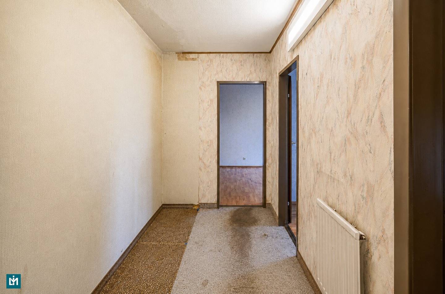 Renovation-Ready 6-Room Townhouse with Garage