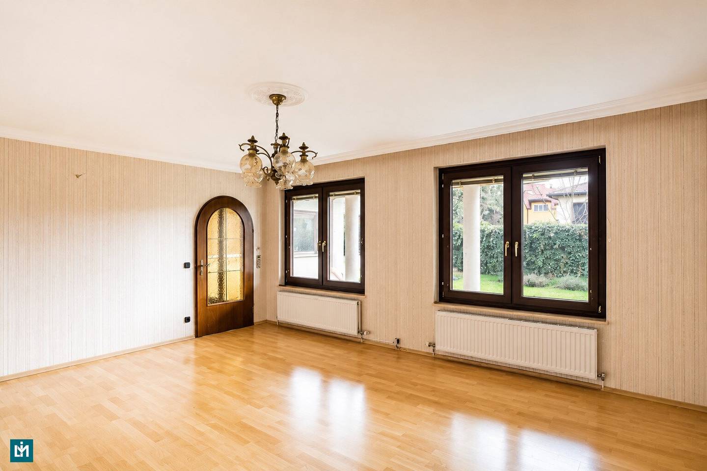 Renovation-Ready 6-Room Townhouse with Garage