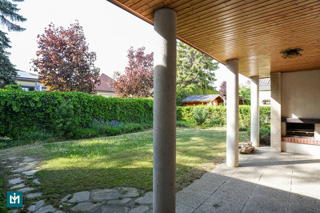 Renovierungsbedürftiges 6-Zimmer-Reihenhaus mit Garage
