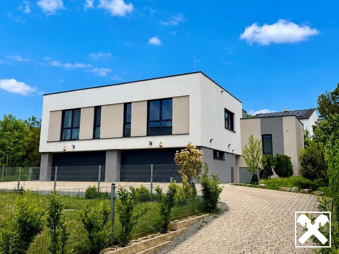 Modernes Doppelhaus mit Gärten und Garagen