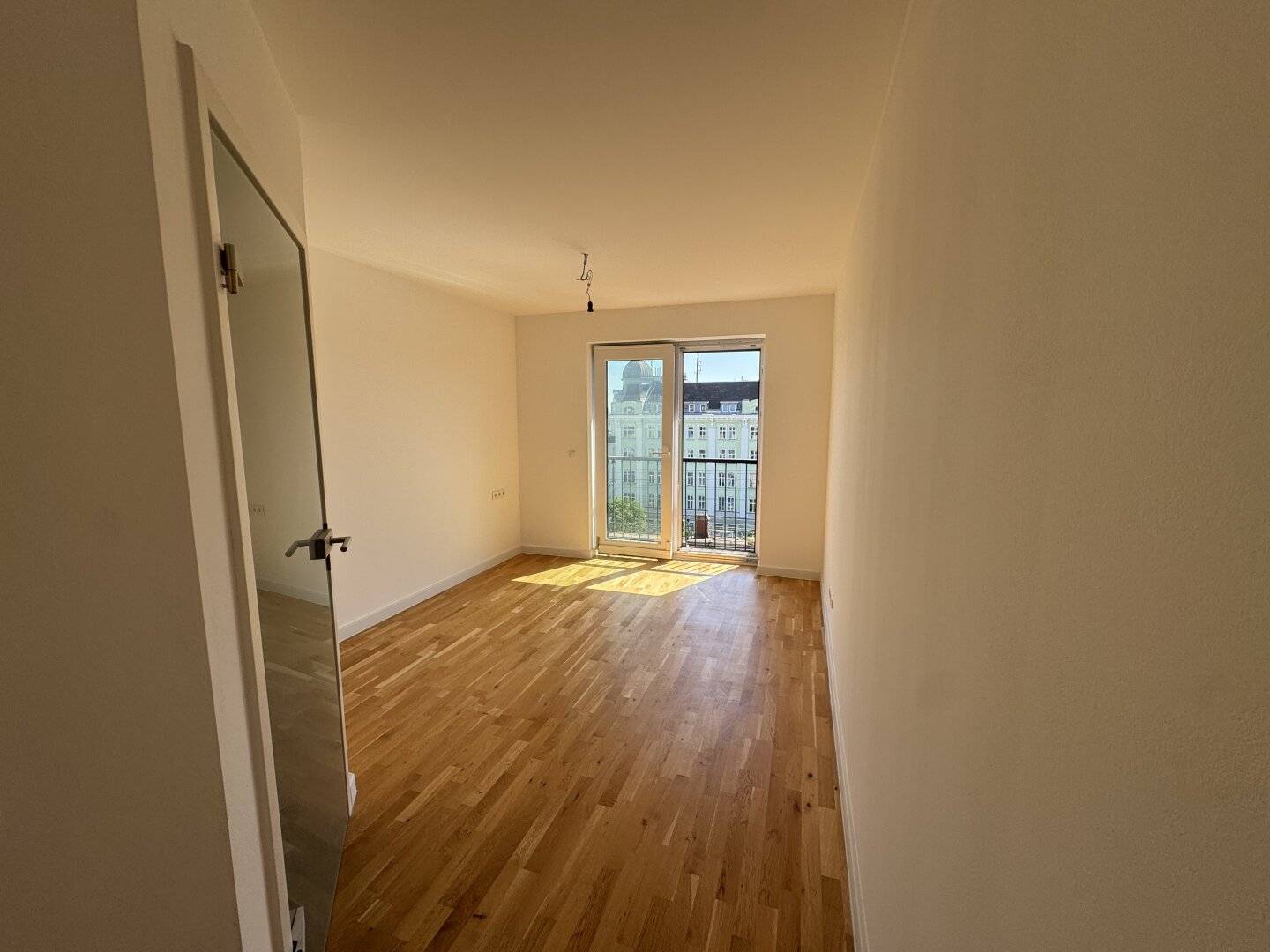 Top-floor apartment with terrace, balcony &amp; distant view | 5 rooms | 1180 Wien