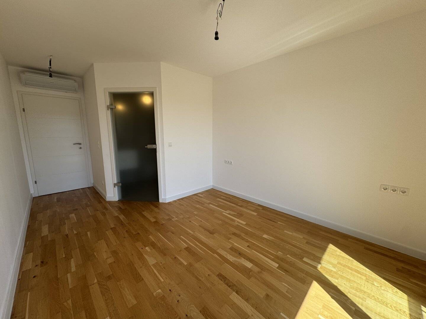 Top-floor apartment with terrace, balcony &amp; distant view | 5 rooms | 1180 Wien