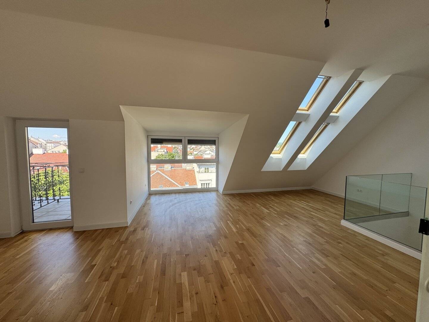 Top-floor apartment with terrace, balcony &amp; distant view | 5 rooms | 1180 Wien