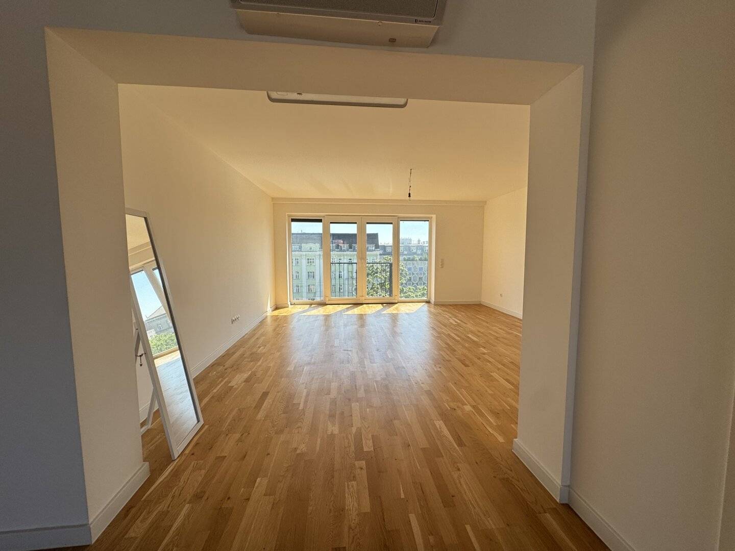 Top-floor apartment with terrace, balcony &amp; distant view | 5 rooms | 1180 Wien