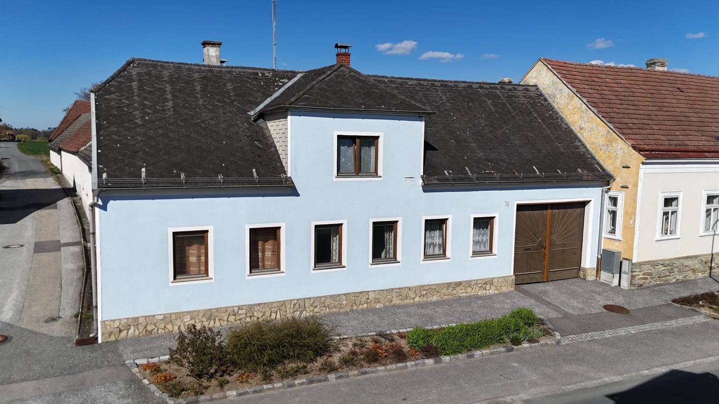 Bauernhaus mit Innenhof und Schuppen